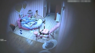 性欲旺盛的金发少女在动画游戏中骑着大鸡巴