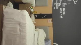 扒开两腿疯狂的进出爽爽爽真禽兽！美女一脸不情愿的被死肥猪凶猛强推了【“约炮强行拿下”看简阶】