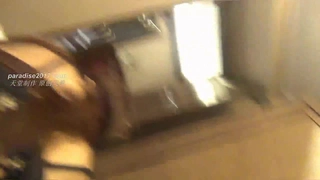 年轻女子的剃光阴户因快感而滴水