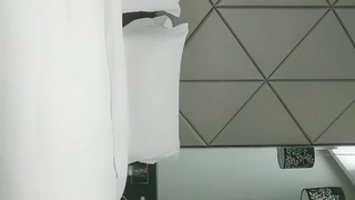 美女酒吧被灌醉带到厕所口交追着鸡鸡舔被射了一嘴的尿