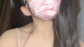 极品女神今日下海首秀，烈焰红唇女仆装，拨开丁字裤多毛肥穴，圆润美臀极度诱惑，假屌放在柜子上骑坐
