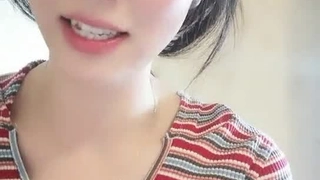 倒立口交，学生制服，掰开粉嫩鲍鱼狂舔，小少妇花样百出