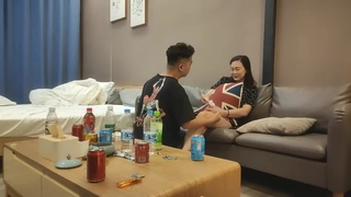 毕业旅行变成天体旅行?!正中午直接在凉亭打得火热!!