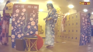 学生在她紧致的屁股里接受巨大的假阳具