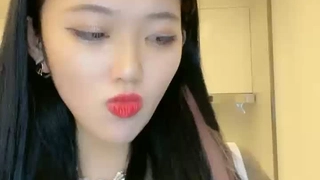 少女继妹Eveline Dellai给她的继兄弟一个热辣的口交,让他安静下来