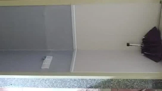 淘气的少年在工作中被偷窃并受到惩罚