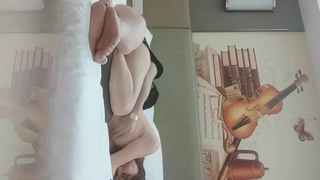 咸湿房东浴室偷装针孔摄像头偷拍 模特身材白领美女租客脱光光给宠物狗洗澡