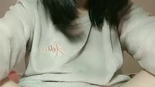 风情老婆在更衣室全裸着和偷窥狂打趣，还不拉窗帘！