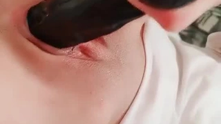 高颜值长发美女！应要求小秀一波！苗条身材贫乳，揉捏奶子一手抓，多毛骚逼往上视角特写